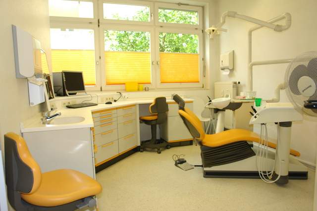 Zahnbehandlung, Zahnklinik, Zahnarzt, Zahnchirurgie und Prothetik